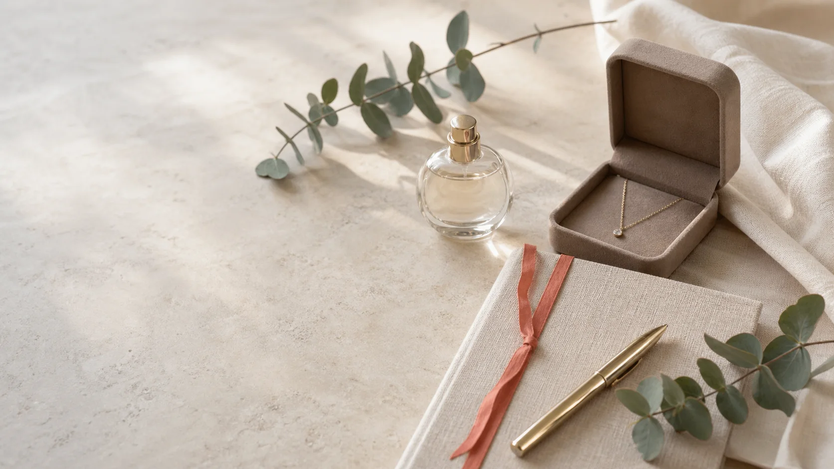 Perfume, colar, caderno e caneta selecionados para presentear